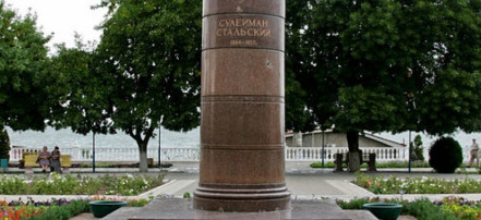 Обложка: Памятник Сулейману Стальскому