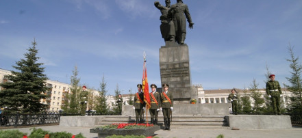 Обложка: Памятник Уральскому добровольческому танковому корпусу