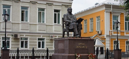 Обложка: Памятник Я.П. Гарелину