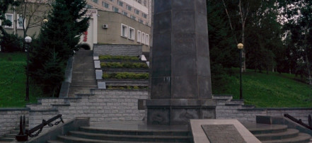 Обложка: Памятник адмиралу Макарову