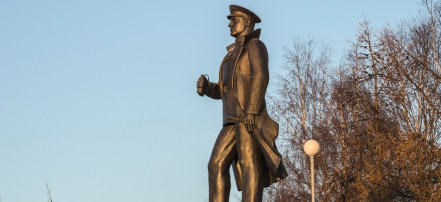 Обложка: Памятник адмиралу Н. Г. Кузнецову в Архангельске