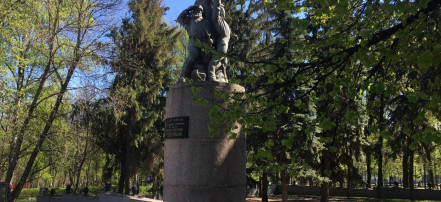 Обложка: Памятник борцам революции