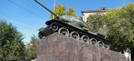 Обложка: Памятник в честь воинов-танкистов Танк Т-34 «Родина-Мать»