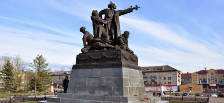 Обложка: Памятник генерал-лейтенанту М.Г. Ефремову в Вязьме