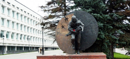 Обложка: Памятник герою России Д.А. Разумовскому