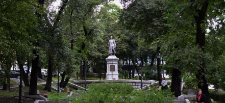 Обложка: Памятник герою гражданской войны Сергею Лазо
