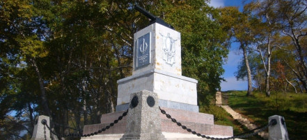 Обложка: Памятник героям 3-ей батареи лейтенанта А. П. Максутова