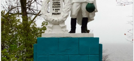 Обложка: Памятник героям, павшим в боях за Родину