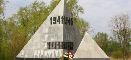 Обложка: Памятник горнякам рудника имени III Интернационала, погибшим в годы Великой Отечественной войны