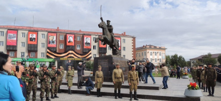 Обложка: Памятник добровольцам из Тувинской Народной Республики