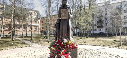 Обложка: Памятник жителям военного Архангельска