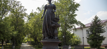 Обложка: Памятник жёнам декабристов