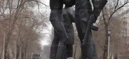 Обложка: Памятник комсомольцам — защитникам Сталинграда