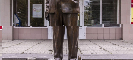 Обложка: Памятник народному художнику Осетии Махарбеку Туганову