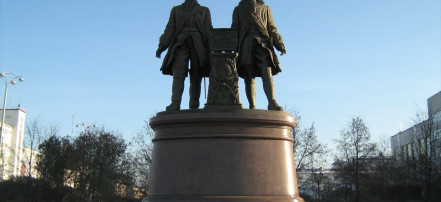 Обложка: Памятник основателям Екатеринбурга В.Н. Татищеву и В.И. де Геннину