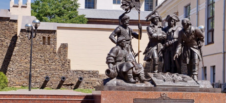 Обложка: Памятник основателям крепости святого Дмитрия Ростовского