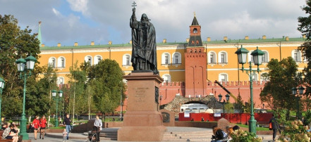 Обложка: Памятник патриарху Гермогену