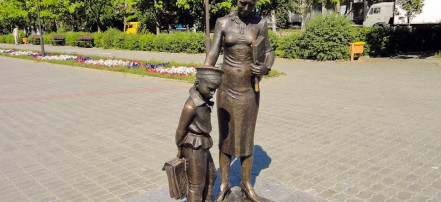 Обложка: Памятник первой учительнице