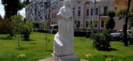 Обложка: Памятник поэтессе Маргарите Агашиной
