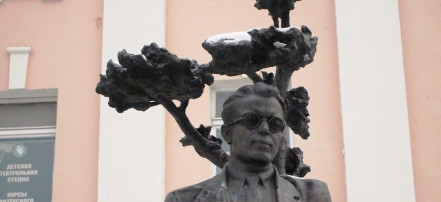 Обложка: Памятник поэту-песеннику М. В. Исаковскому