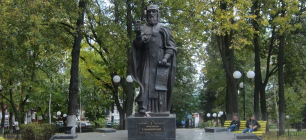 Обложка: Памятник преподобному Трифону Вятскому