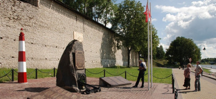 Обложка: Памятник псковичам-флотоводцам, мореплавателям и строителям Российского флота