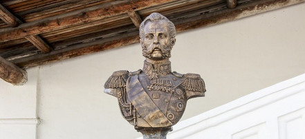 Обложка: Памятник российскому императору Александру II