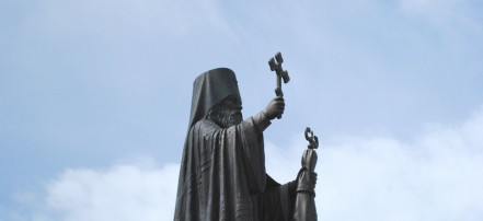 Обложка: Памятник святителю Иннокентию Московскому