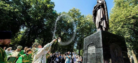 Обложка: Памятник святому праведному Лаврентию Калужскому