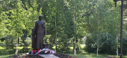 Обложка: Памятник солдатской матери А. А. Ларионовой