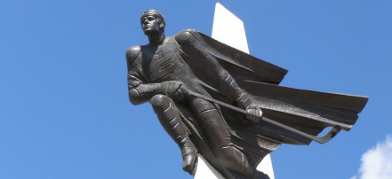 Обложка: Памятник хоккеисту В. Блинову