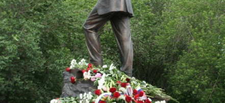 Обложка: Памятник художнику М.А. Врубелю