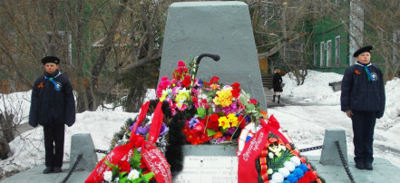 Обложка: Памятник экипажу буксира «Комсомолец»