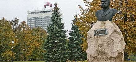 Обложка: Памятник-бюст И.А. Гончарова