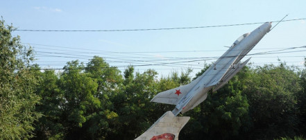 Обложка: Памятник-самолет МиГ-21