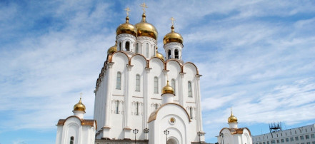 Обложка: Свято-Троицкий кафедральный собор