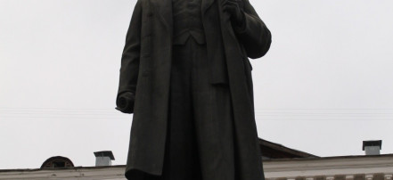 Обложка: Памятник В. И. Ленину