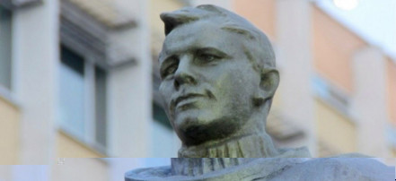 Обложка: Памятник Юрию Гагарину