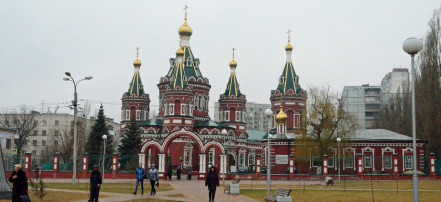 Обложка: Сквер у Кафедрального собора Казанской иконы Божией Матери