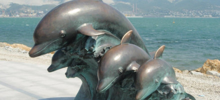 Обложка: Скульптура «Дельфины»