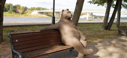Обложка: Скульптура «Медведь на скамейке»