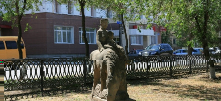 Обложка: Скульптура «У источника»