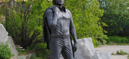 Обложка: Скульптура «Я расскажу тебе про Магадан» — памятник Владимиру Высоцкому