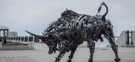 Обложка: Скульптура железного быка
