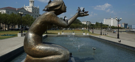 Обложка: Скульптура-фонтан «Дарящая воду»