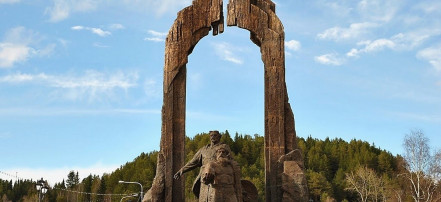 Обложка: Скульптурная группа «Основателям города Ханты-Мансийска»