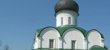 Обложка: Собор Троицы Живоначальной в Успенском Александровском монастыре
