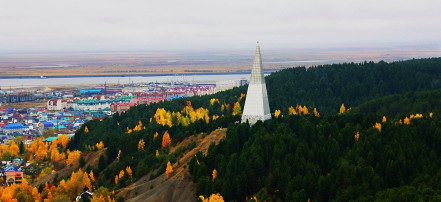 Обложка: Стела - памятный знак «Первооткрывателям земли Югорской»