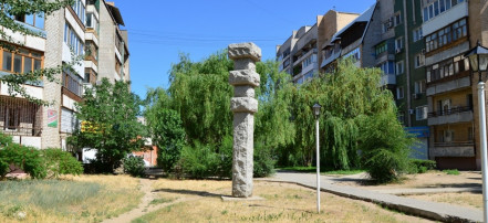 Обложка: Стела «Восток» скульптурно-мемориального проекта «Эквилибрио»