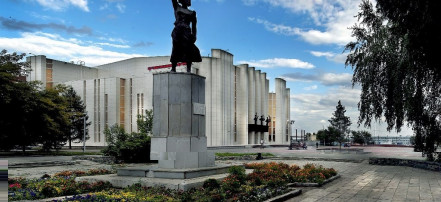 Обложка: Троицкая площадь